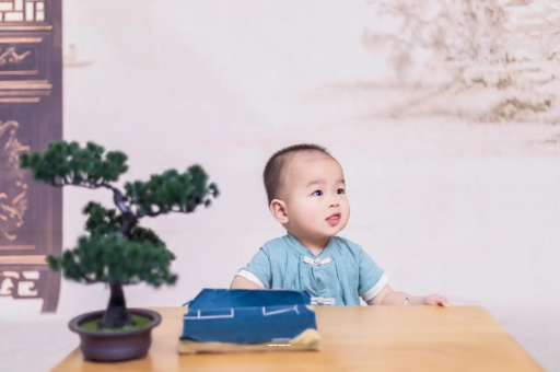 恩施怀孕肚子中间凹两边凸